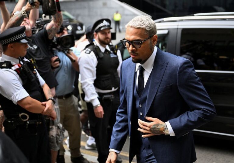 Chris Brown confessa agressão contra produtor em Londres