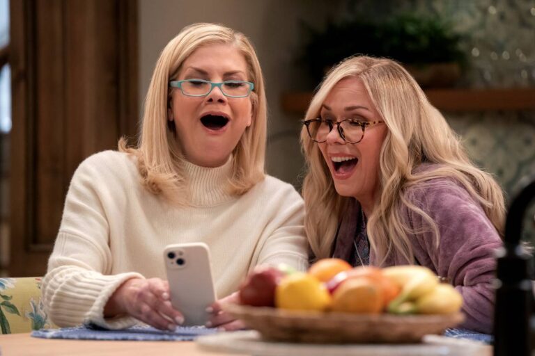 Comédia de Chuck Lorre ganha trailer e estreia marcada na Netflix