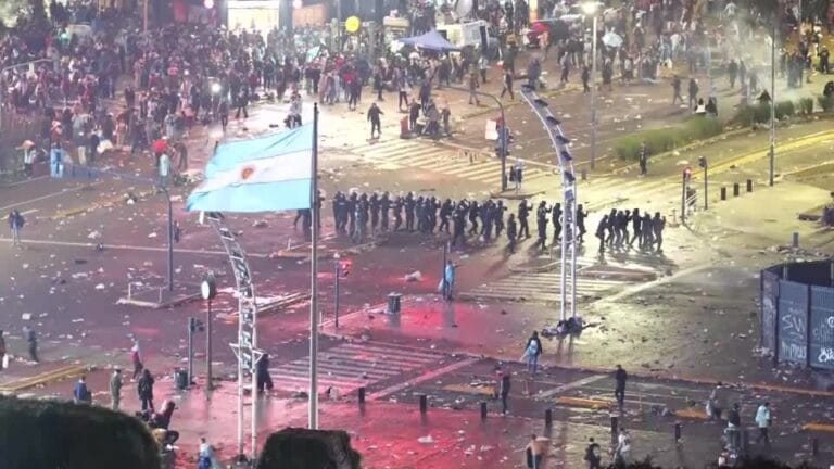 Confronto entre torcedores e polícia na Argentina após derrota na Copa do Mundo