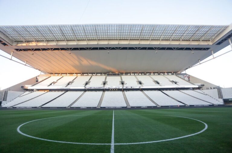Corinthians melhora gramado da Arena e projeta ampliação de capacidade