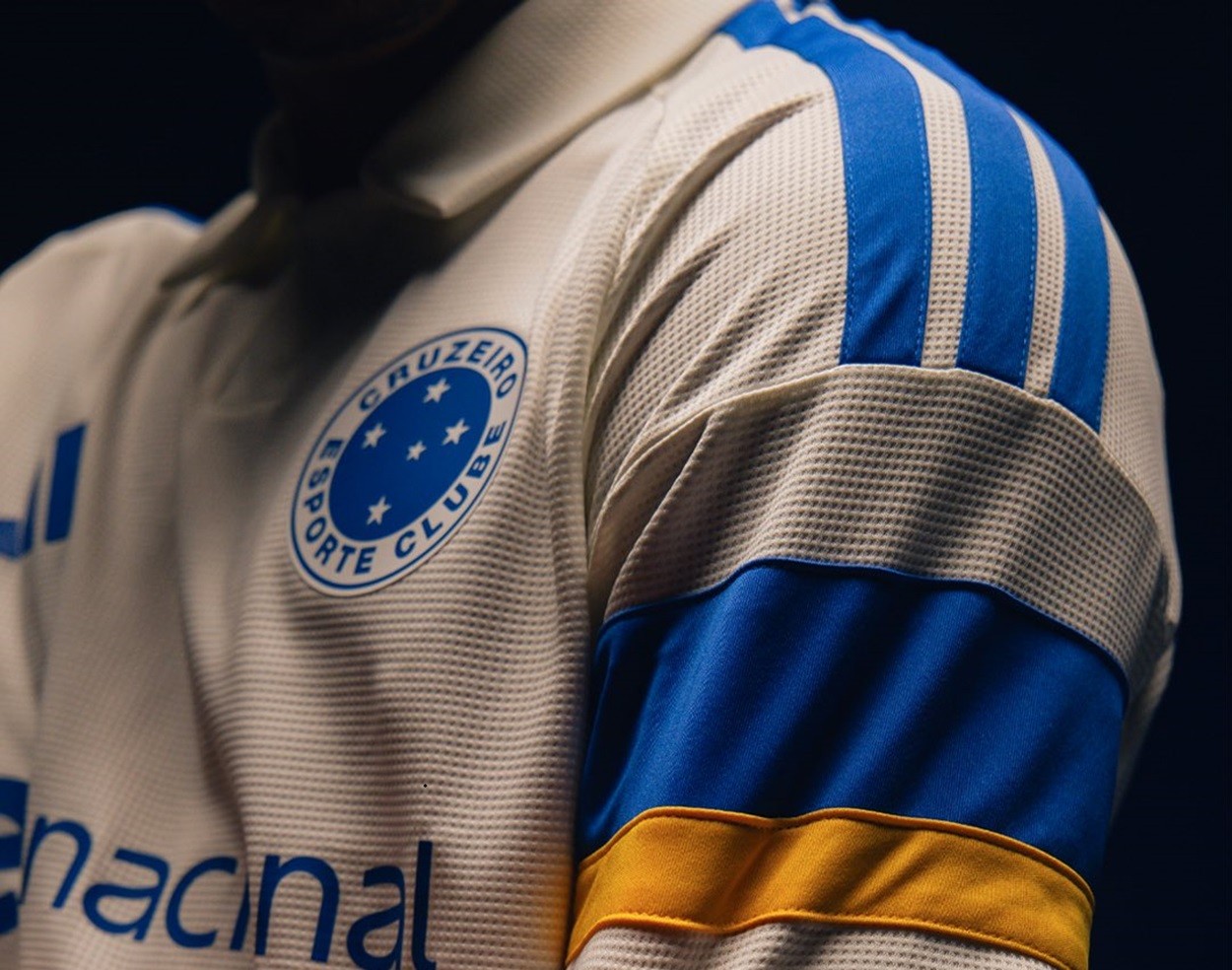 Cruzeiro revela terceira camisa 2026 com detalhes em azul e amarelo