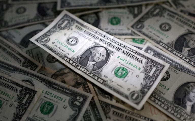 Dólar apresenta oscilações na abertura com foco nas tarifas dos EUA