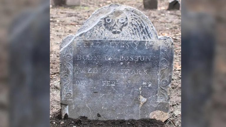 Descoberta Lápide Histórica de Ex-Escravizado em Boston, EUA