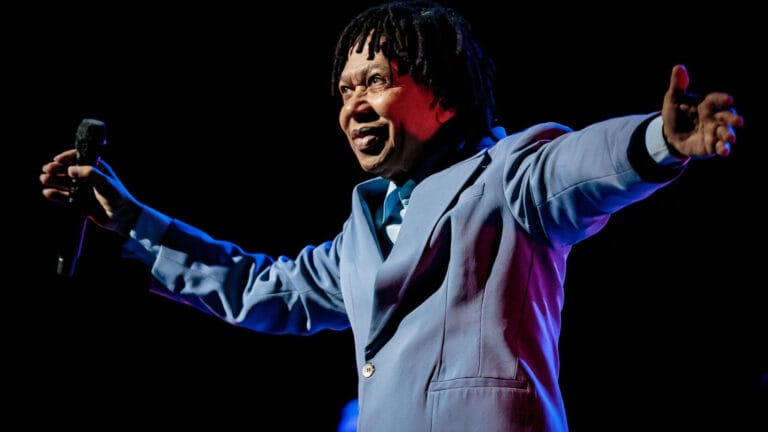 Djavan recebe biografia em celebração aos 50 anos de carreira