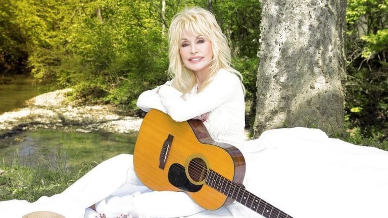 Dolly Parton agradece doação de Taylor Swift e Travis Kelce em vídeo especial