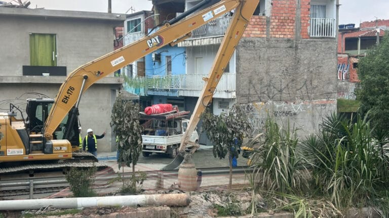 Duas casas são liberadas após interdição por cratera em Osasco, SP
