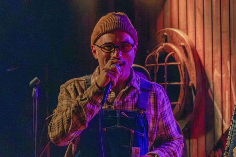 Ed Gama se Lança na Música e Mantém Seu Humor Característico