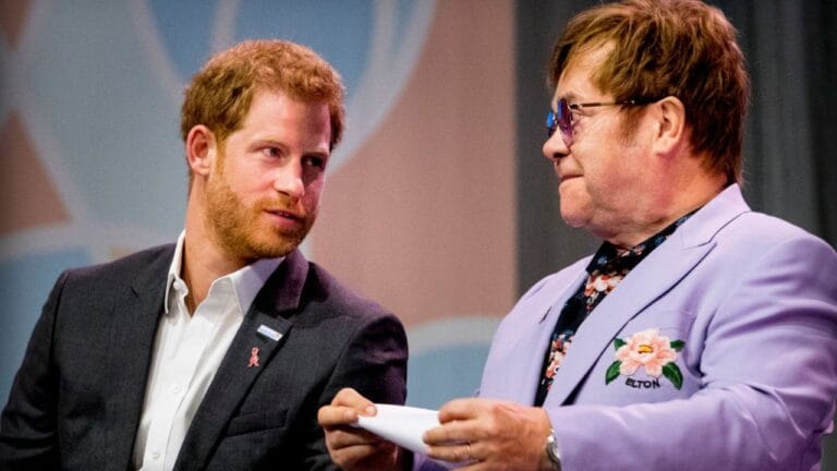 Elton John se irrita com pedido de ajuda financeira de Harry