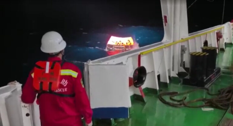 Equipes resgatam 45 e buscam 17 após naufrágio de cargueiro vietnamita
