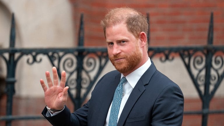 Família real estaria minimizando visita de Harry ao Reino Unido