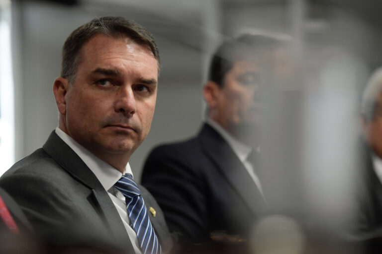 Flávio e Michelle Bolsonaro anunciam trégua nas tensões familiares