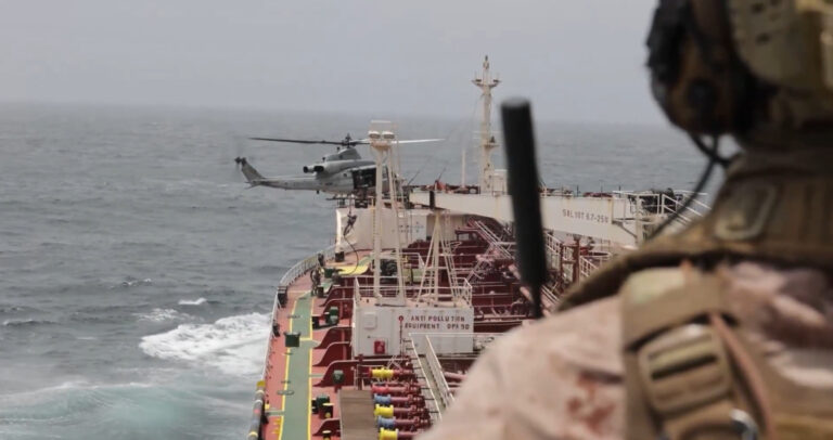 Forças dos EUA abordam petroleiro M/T Charminar no Mar Arábico