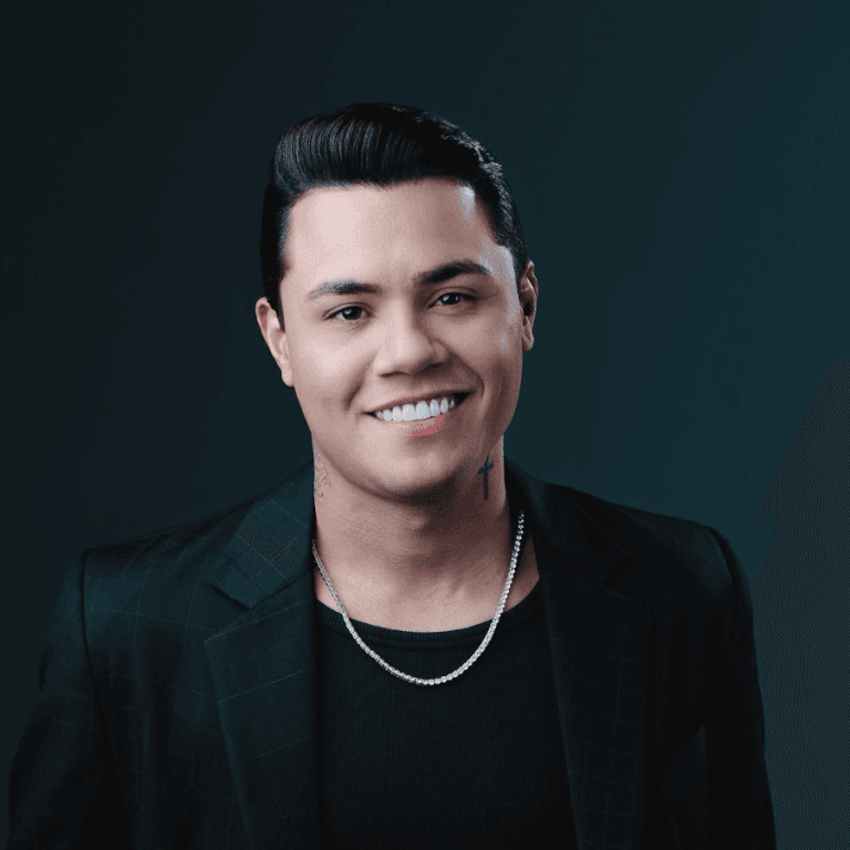 Felipe Araújo é surpreendido com bolo de aniversário após show adiado por segurança