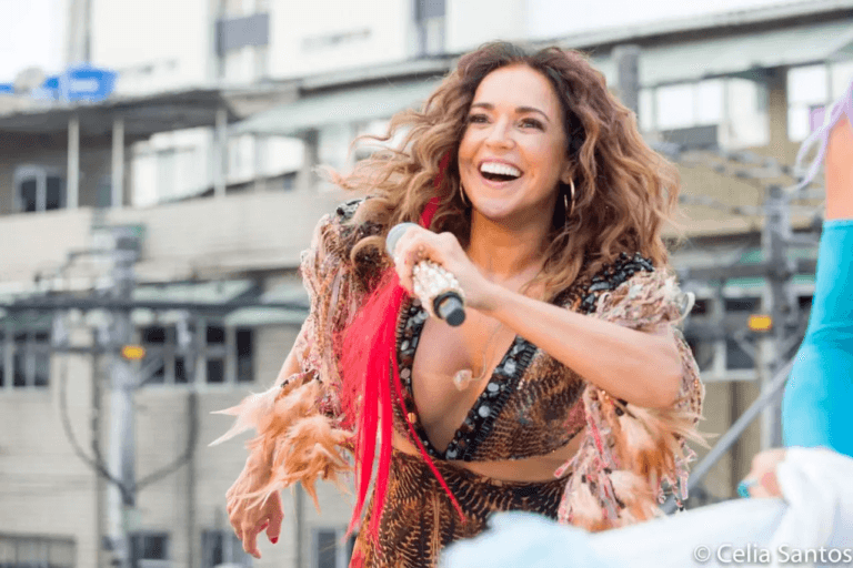 Turnê europeia: Daniela Mercury arrasta mais de 40 mil pessoas em estreia histórica em Portugal