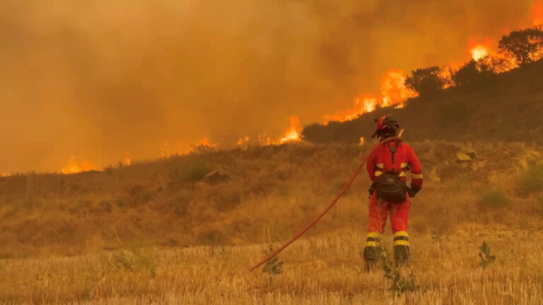 Incêndio florestal na Espanha devasta área recorde e causa evacuação em massa