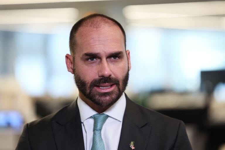 Investigação de Carlos Bolsonaro e ex-dirigentes da Abin segue na 1ª instância