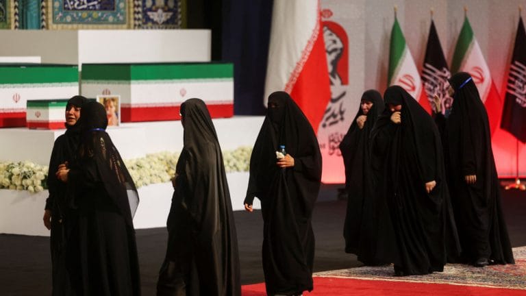 Irã inicia cerimônias fúnebres de Ali Khamenei em data simbólica
