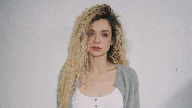 Karen Jonz lança nova versão de ‘Sessão de Horror’ com Fernanda Takai