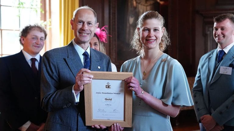 Lady Louise Windsor é premiada com Ouro do Duque de Edimburgo