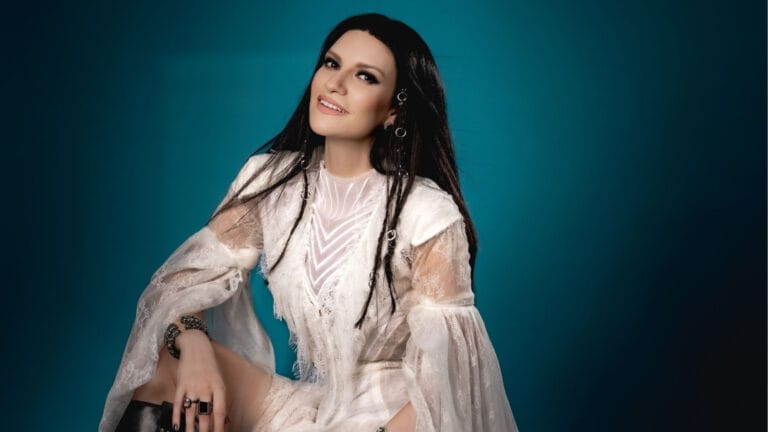 Laura Pausini se apresenta na final da Copa do Mundo com Robbie Williams e Nicole Scherzinger