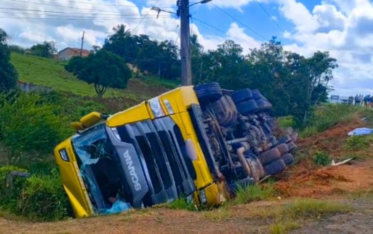Mãe e filha de 3 anos morrem em acidente na BR-101, em Rosário do Catete