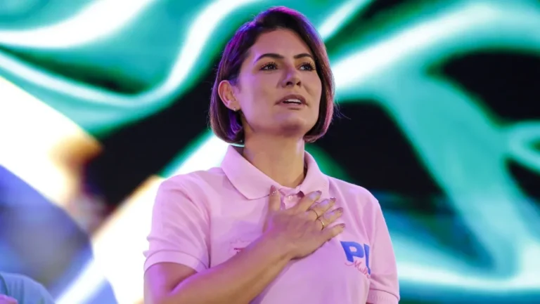 Michelle Bolsonaro grava vídeo e sinaliza trégua com Flávio antes do PL