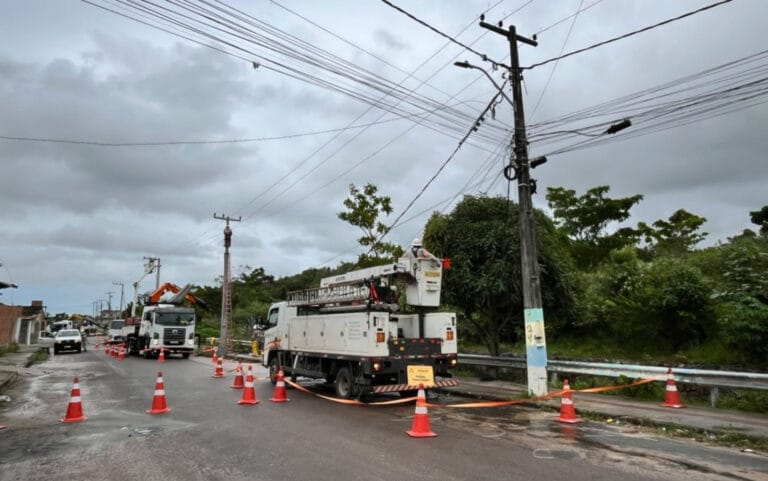 Moradores do Bairro Marivan em Aracaju ficam sem energia após poste ceder