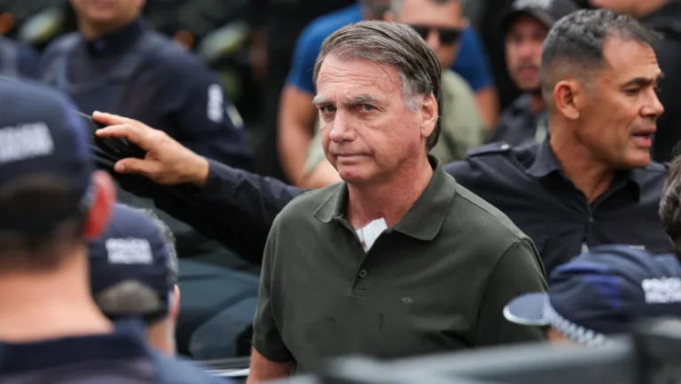 Moraes mantém Bolsonaro em prisão domiciliar e revoga posse de armas