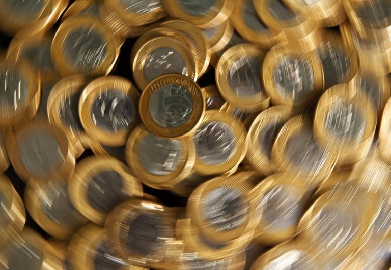 Mudanças nas Reservas: Bancos Centrais Reduzem Dólares e Apostam em Ouro