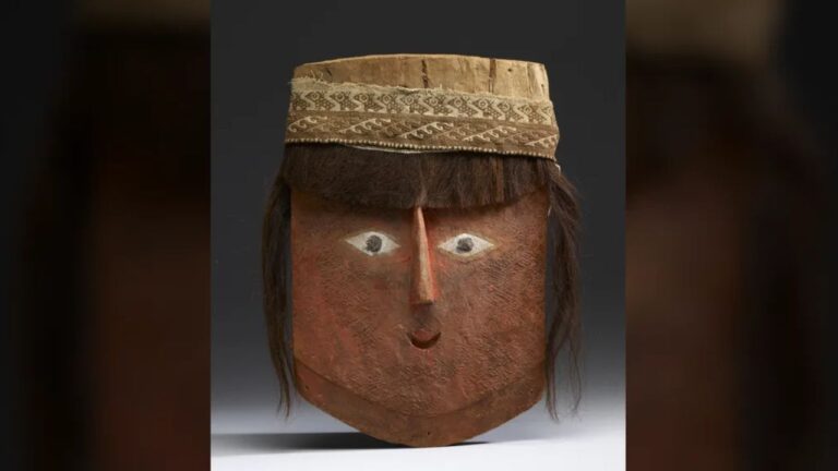 Múmia milenar revela ‘cabeça falsa’ com cabelo humano e pigmento tóxico