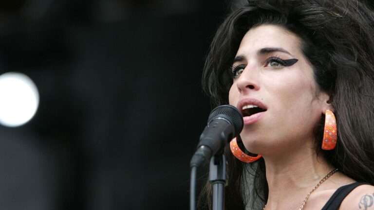 Pai de Amy Winehouse terá de pagar R$ 6 milhões a duas amigas