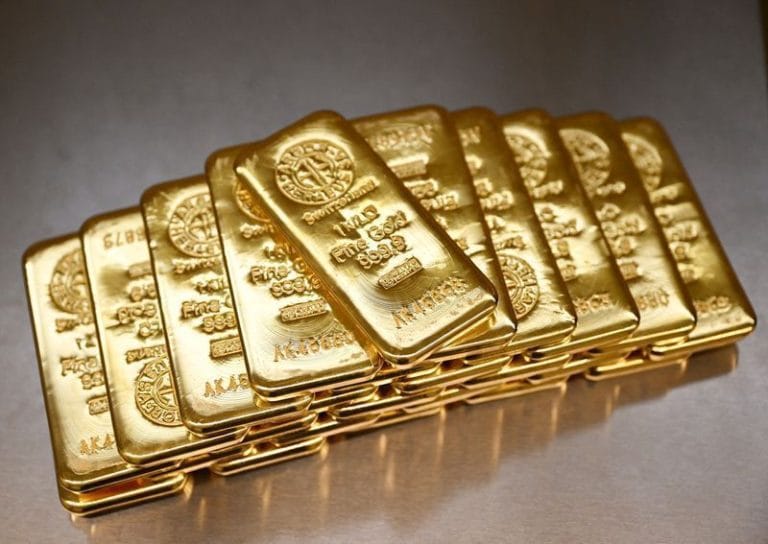 Petróleo encerra o dia em leve queda com aumento na oferta global