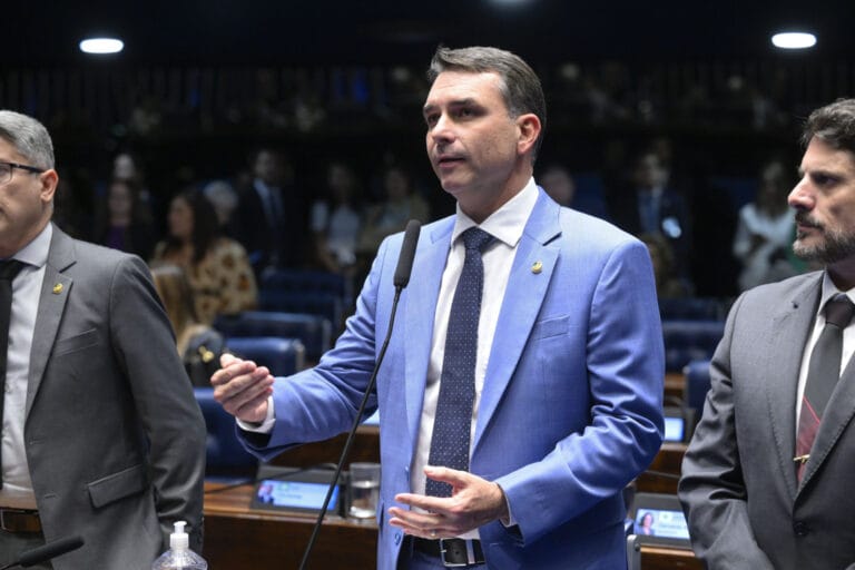 Petróleo fecha em leve alta com dados dos EUA e tensões no Oriente Médio