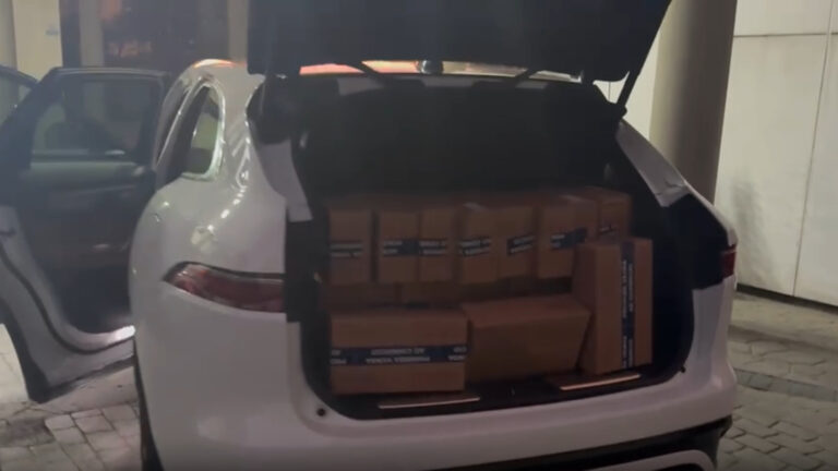 Polícia apreende Jaguar com 66 caixas de remédios em operação no RJ