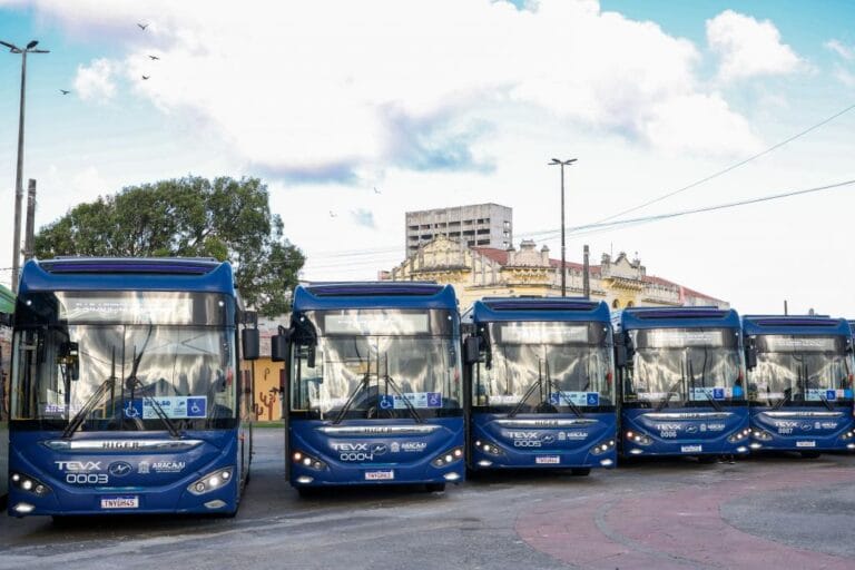 Prefeita de Aracaju entrega novos ônibus elétricos e anuncia investimentos no transporte