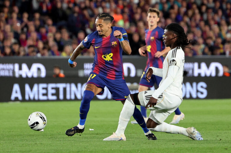 Raphinha volta aos treinos em Birmingham e reforça pré-temporada do Barça