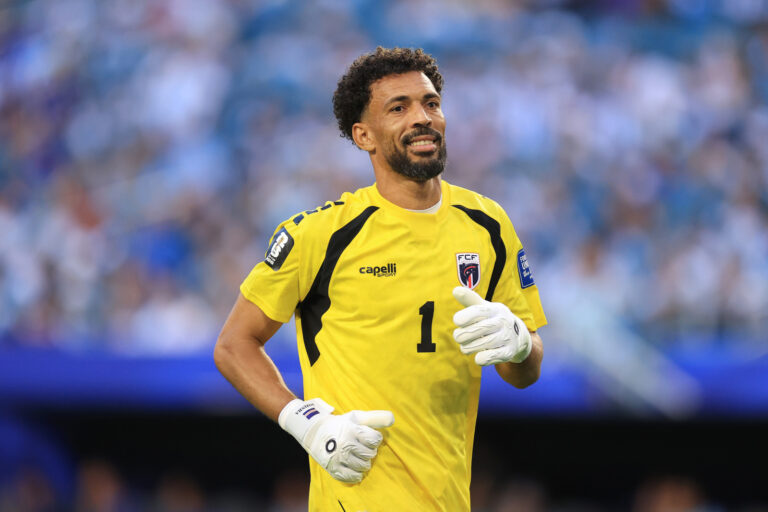Regulamento chileno barra Vozinha na camisa do Colo-Colo