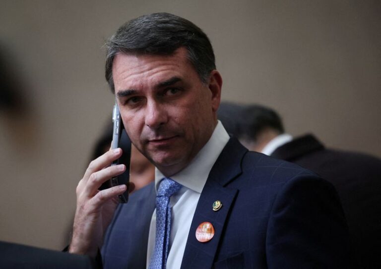 Renan Santos busca votos anti-Lula e anti-Flávio em debates na TV