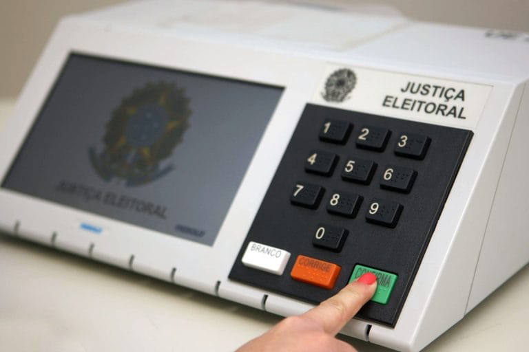 Tarcísio lidera pesquisa em SP com 46% no 1º turno; Haddad tem 30%