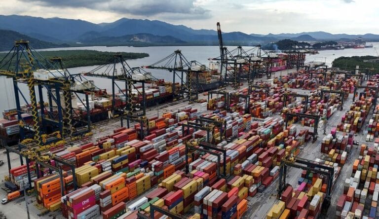 Tarifaço nos EUA: Desafios e Oportunidades para o Brasil em Negociações