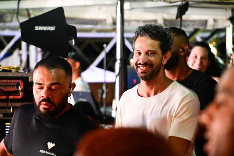 Thiago Maia prestigia Ivete Sangalo no trio elétrico de Fortaleza