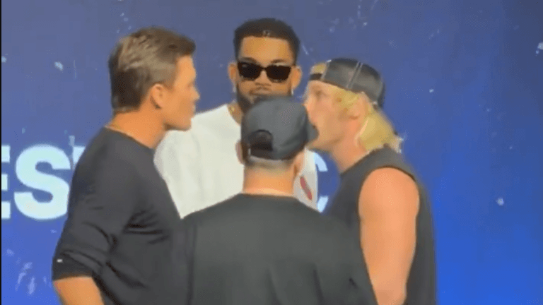 Tom Brady dá tapa em Logan Paul durante evento em Manhattan