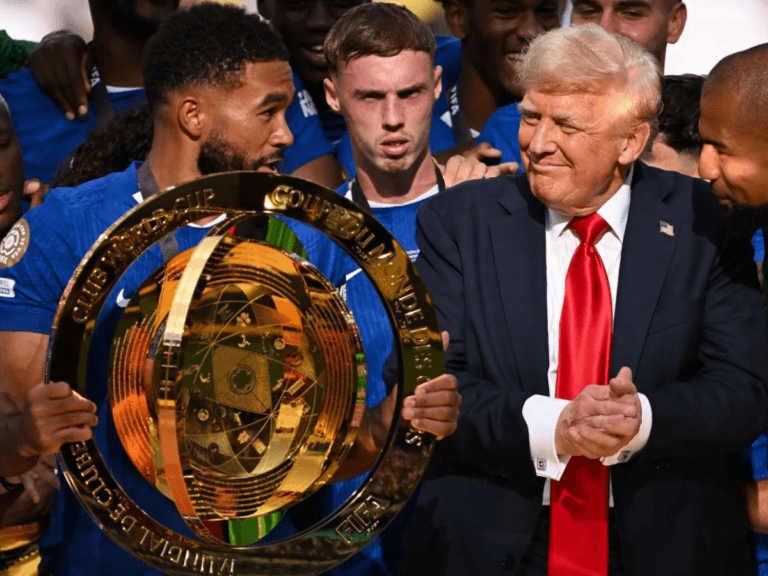Trump é criticado por permanecer no palco durante vitória da Espanha na Copa do Mundo