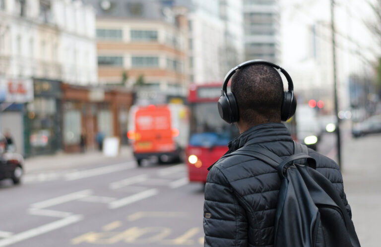 Uso excessivo de fones aumenta risco de perda auditiva, alertam especialistas