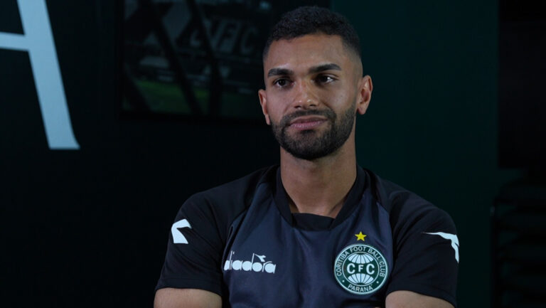 Vini Paulista alcança 100 jogos pelo Coritiba e celebra marco