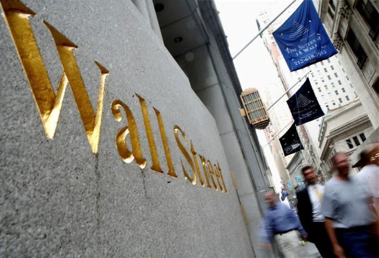 Wall Street fecha em baixa com gastos altos de IA e aumento do preço do petróleo