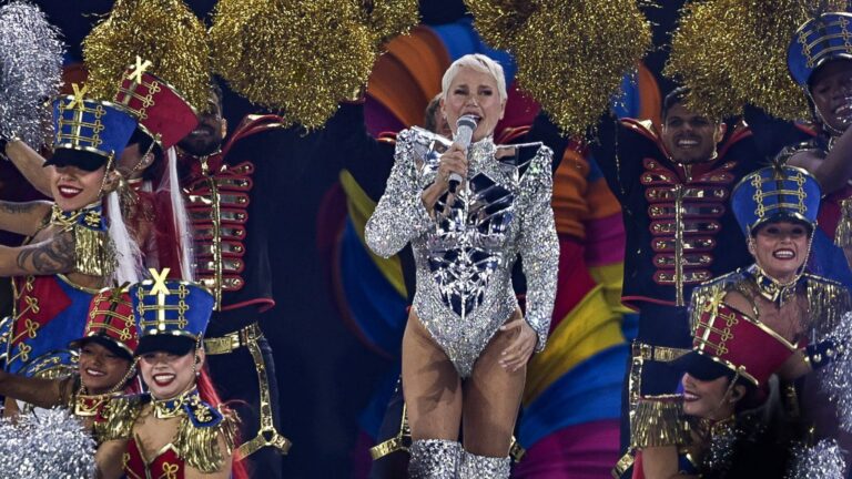 Xuxa estreia turnê e encanta fãs com looks nostálgicos em SP