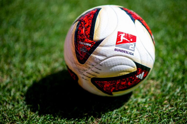 Adidas lança nova bola da Bundesliga; jogadores e goleiros reclamam