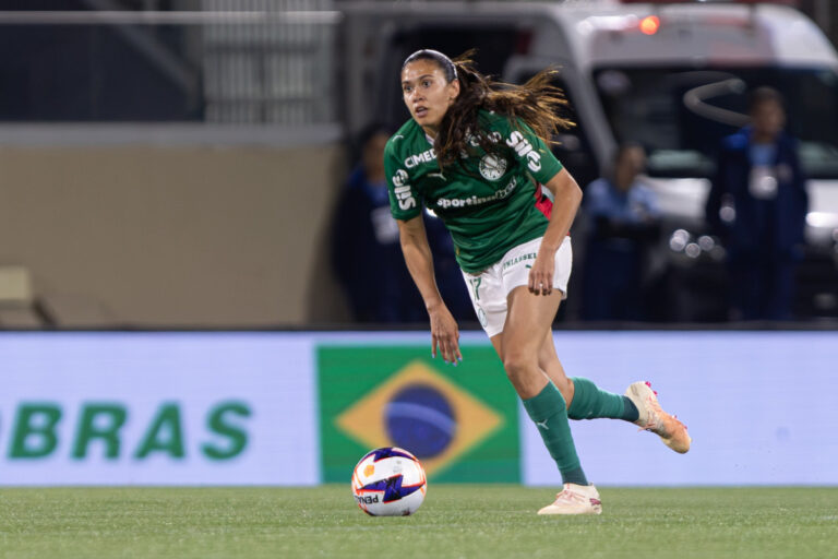 Antonia brilha em estreia e leva Palmeiras à semifinal