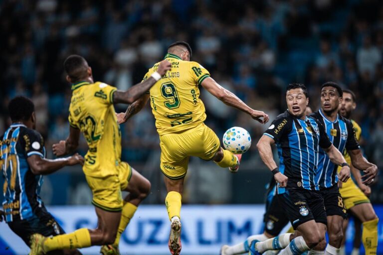 Árbitro anula gol do Mirassol; VAR mantém decisão e Grêmio avança